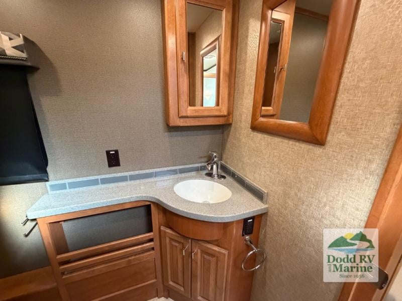 Pre-Owned 2018 Tiffin Motorhomes 32 SA - photo - 49
