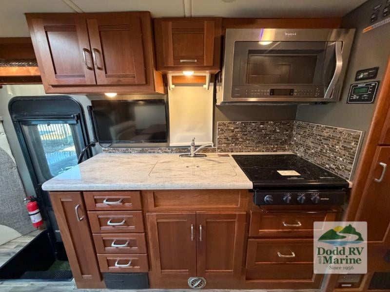 Pre-Owned 2017 Winnebago 27K - photo - 6
