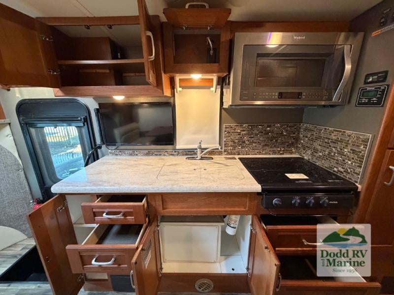 Pre-Owned 2017 Winnebago 27K - photo - 7