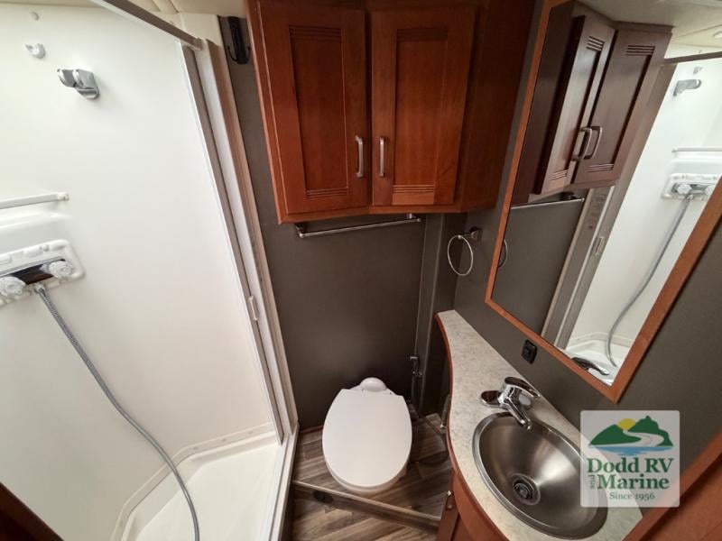Pre-Owned 2017 Winnebago 27K - photo - 24