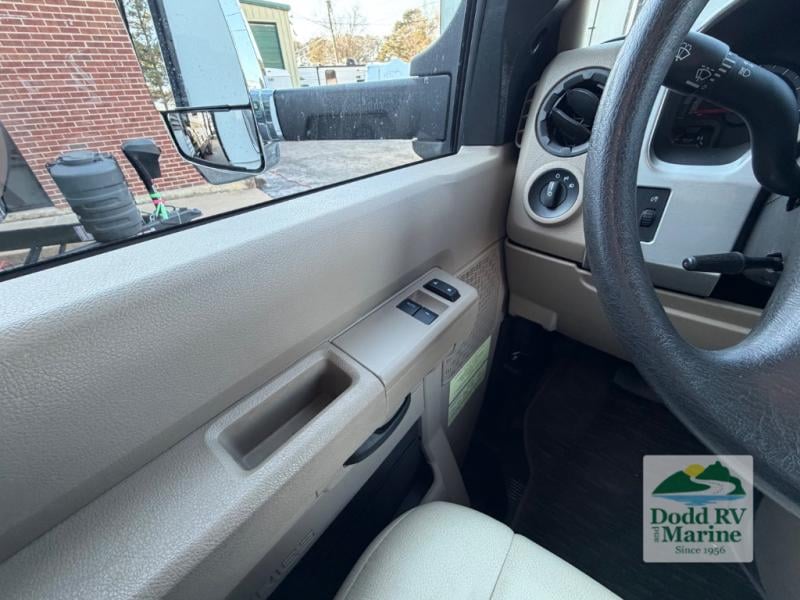 Pre-Owned 2017 Winnebago 27K - photo - 33