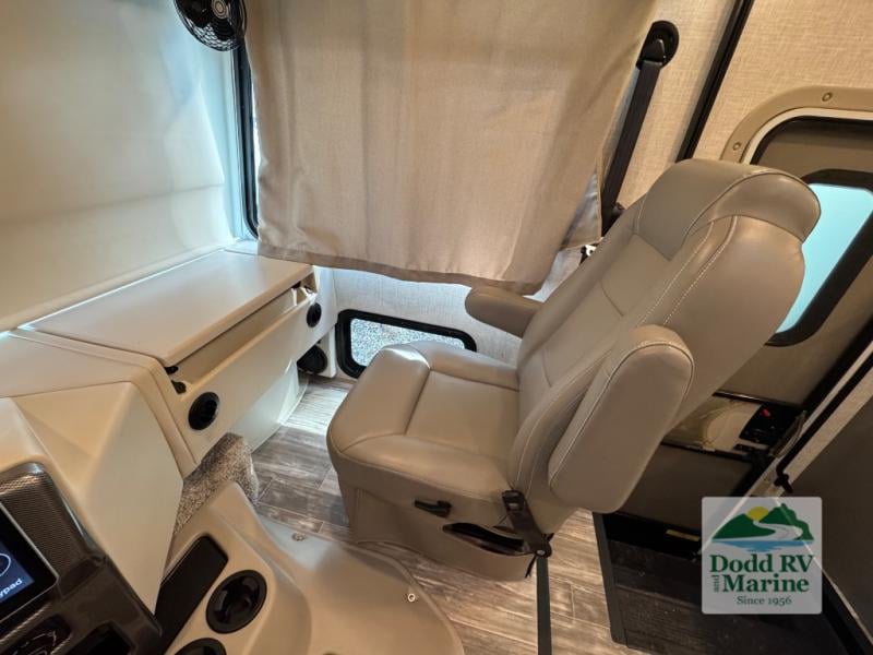 Pre-Owned 2024 Thor Motor Coach 29M - photo - 11