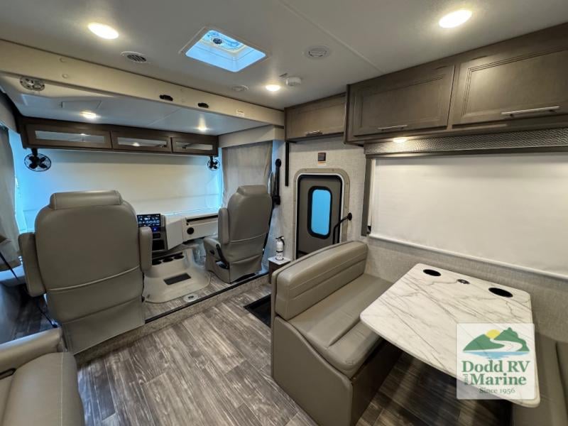Pre-Owned 2024 Thor Motor Coach 29M - photo - 7