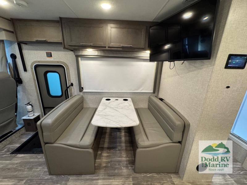 Pre-Owned 2024 Thor Motor Coach 29M - photo - 6