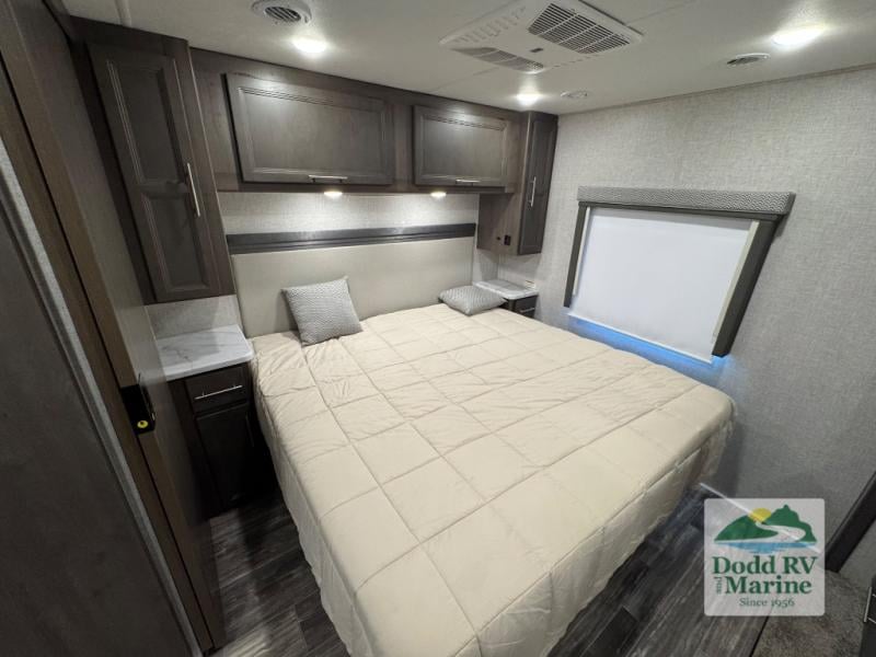 Pre-Owned 2024 Thor Motor Coach 29M - photo - 22