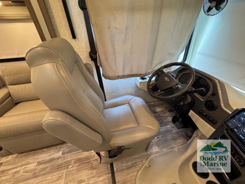 Pre-Owned 2024 Thor Motor Coach 29M - photo - 12