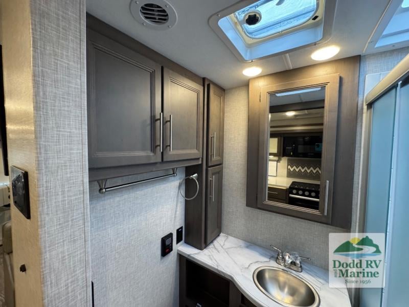 Pre-Owned 2024 Thor Motor Coach 29M - photo - 17