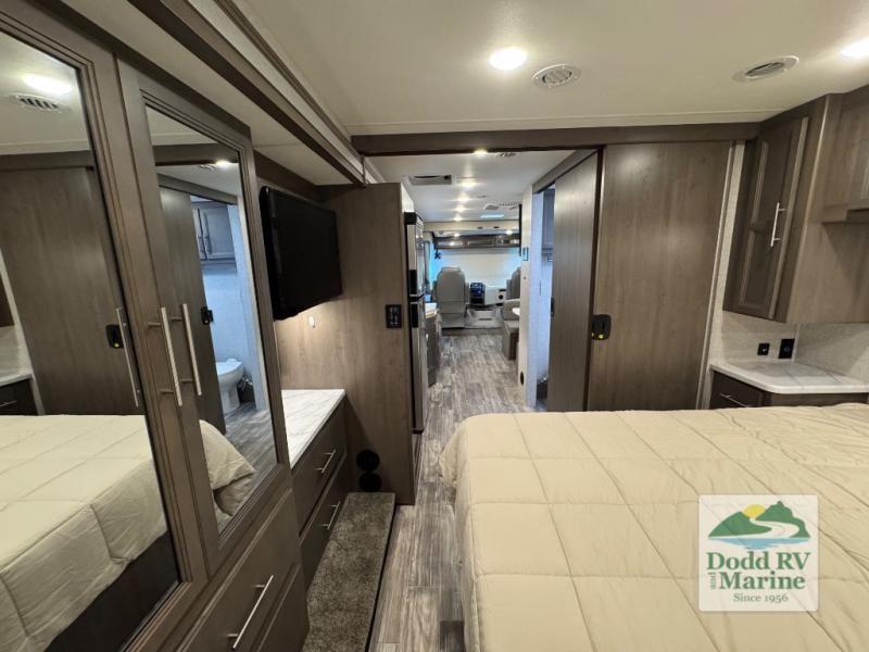 Pre-Owned 2024 Thor Motor Coach 29M - photo - 24