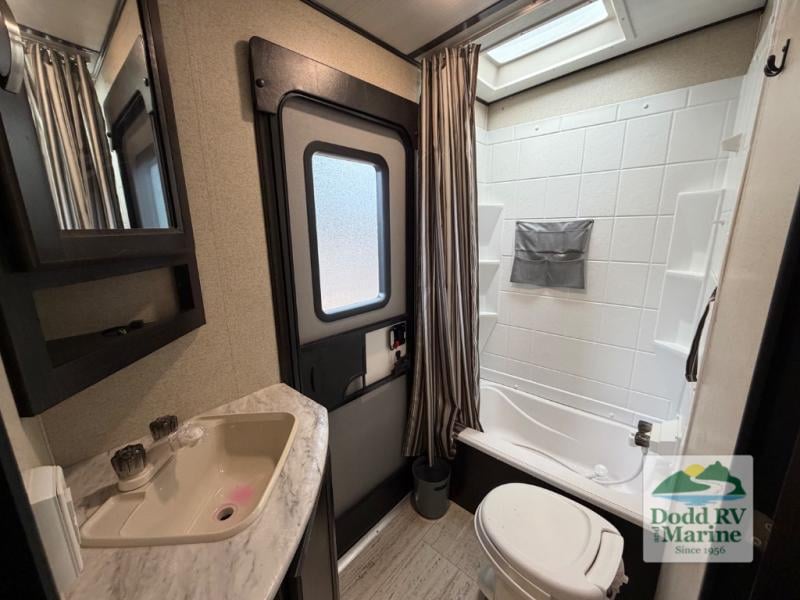 Pre-Owned 2021 Coachmen RV 2963BH - photo - 28