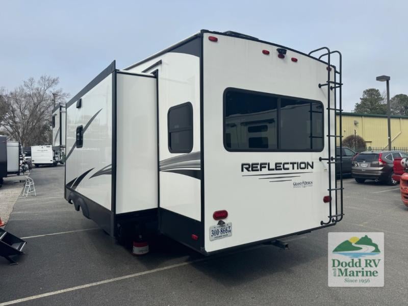 Pre-Owned 2023 Grand Design 303RLS - photo - 3