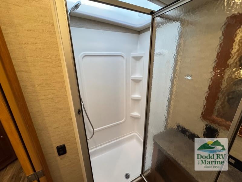 Pre-Owned 2018 Winnebago 29VE - photo - 40
