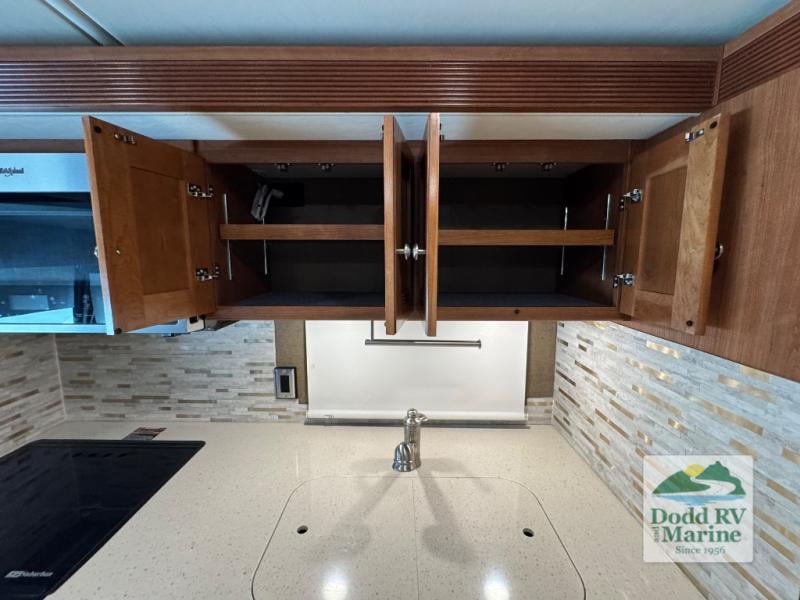 Pre-Owned 2018 Winnebago 38F - photo - 22