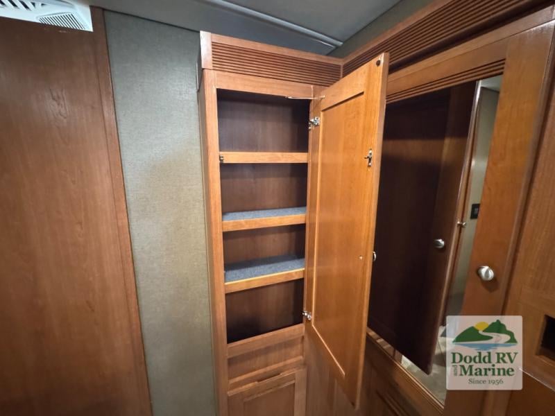 Pre-Owned 2018 Winnebago 38F - photo - 35