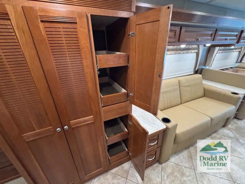 Pre-Owned 2018 Winnebago 38F - photo - 31