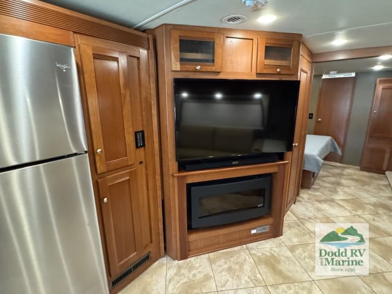 Pre-Owned 2018 Winnebago 38F - photo - 26