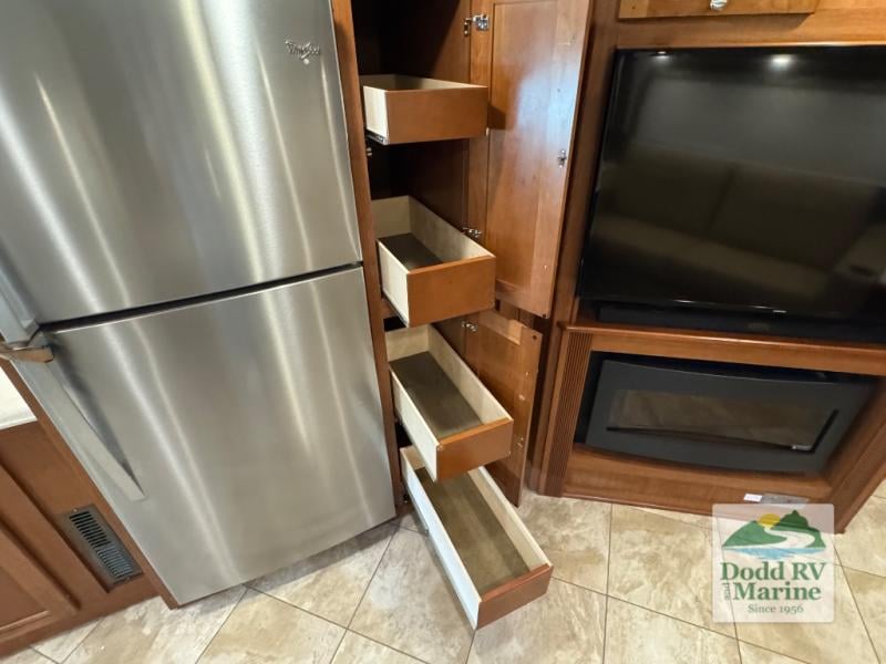 Pre-Owned 2018 Winnebago 38F - photo - 27