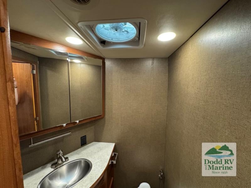 Pre-Owned 2018 Winnebago 38F - photo - 34