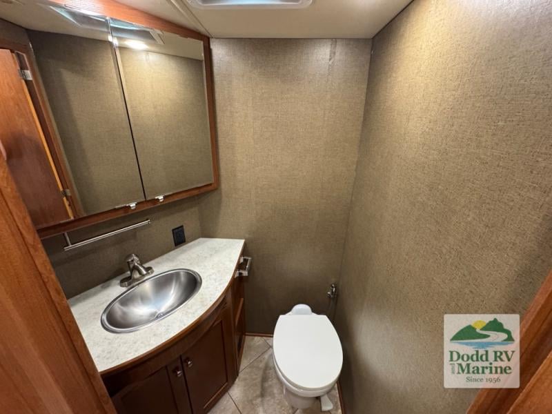 Pre-Owned 2018 Winnebago 38F - photo - 33
