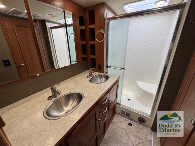 Pre-Owned 2018 Winnebago 38F - photo - 47