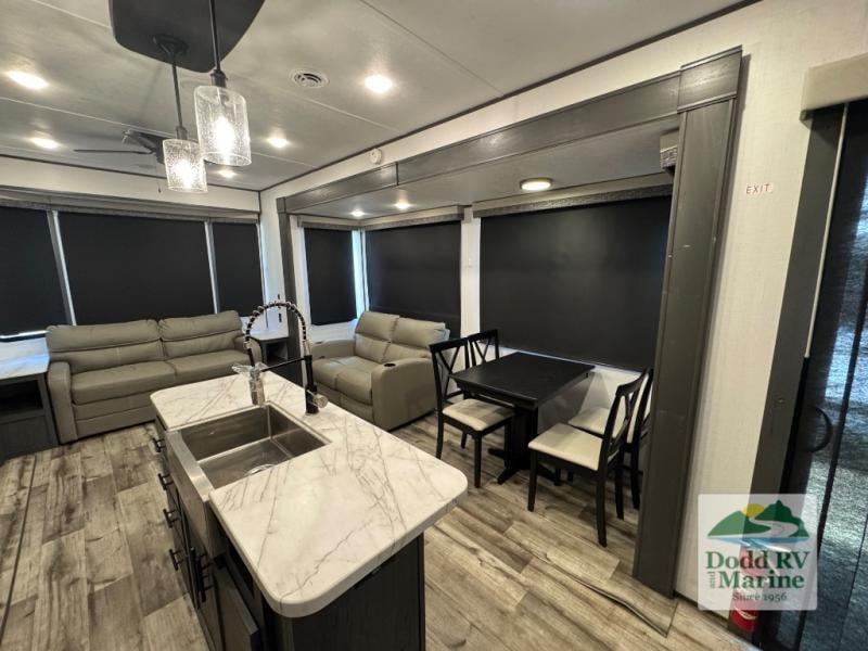 Pre-Owned 2024 Dutchmen RV 390LOFT - photo - 6