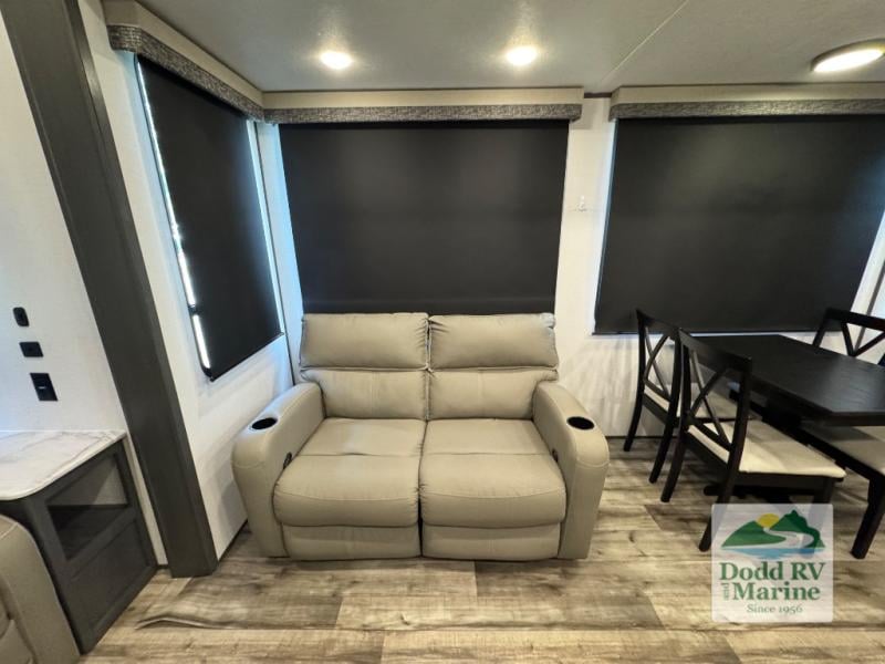 Pre-Owned 2024 Dutchmen RV 390LOFT - photo - 8