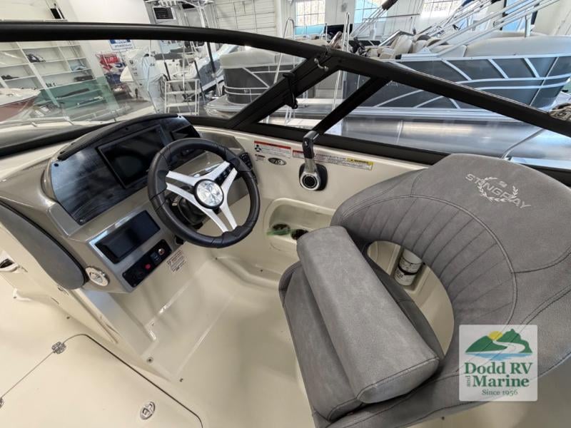 Pre-Owned 2021 Stingray 231DC - photo - 10