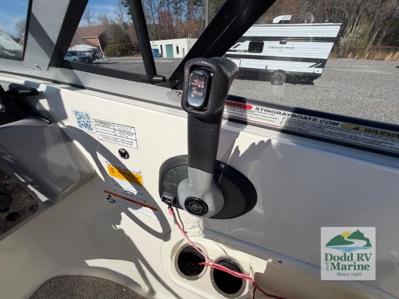 Pre-Owned 2012 Stingray 215LR - photo - 12