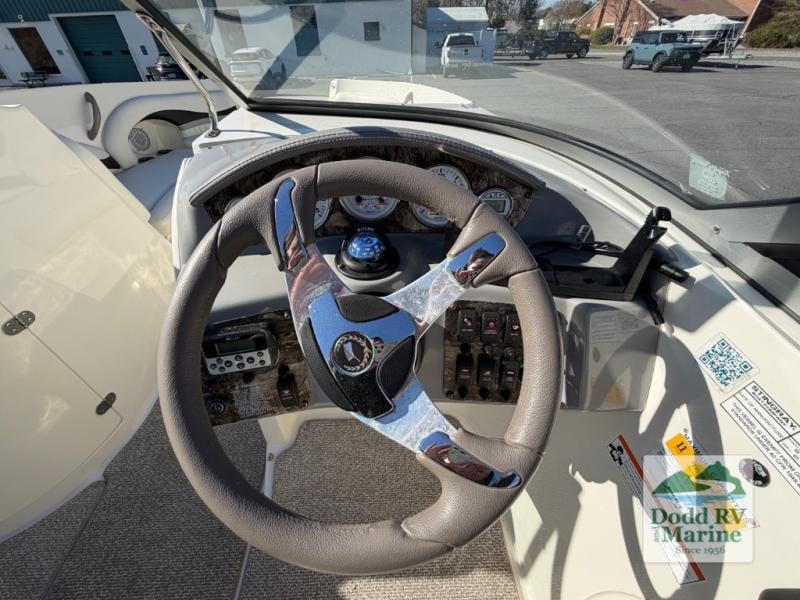 Pre-Owned 2012 Stingray 215LR - photo - 8