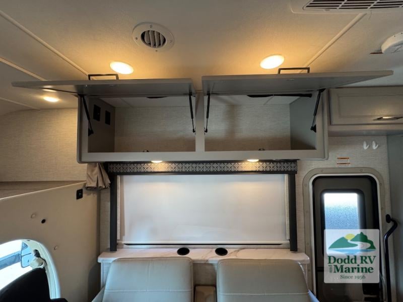 Pre-Owned 2025 Thor Motor Coach SE31 - photo - 17