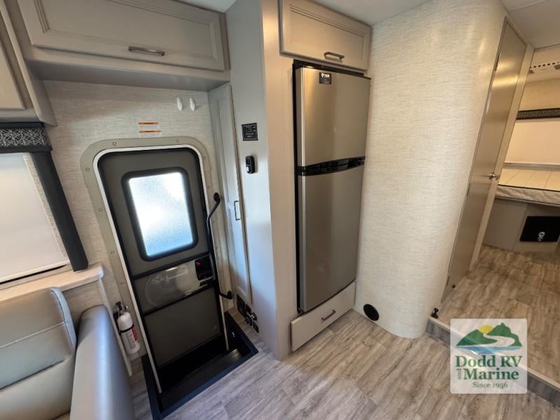 Pre-Owned 2025 Thor Motor Coach SE31 - photo - 22