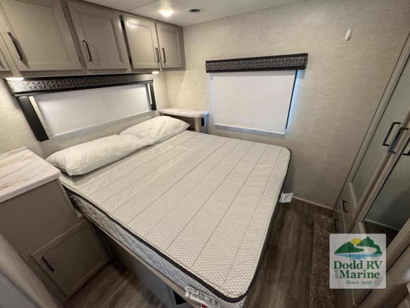 Pre-Owned 2025 Thor Motor Coach SE31 - photo - 34