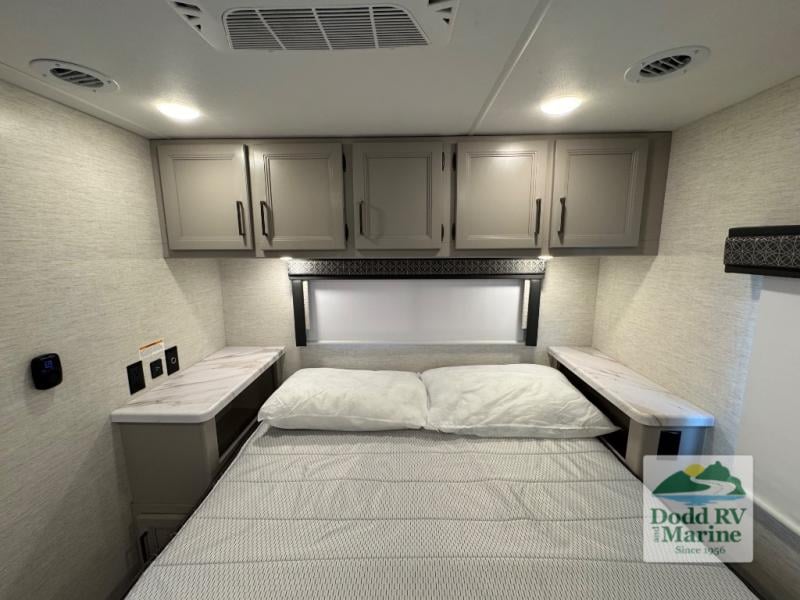Pre-Owned 2025 Thor Motor Coach SE31 - photo - 33