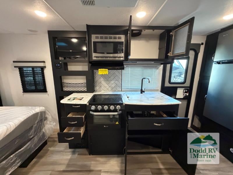 Pre-Owned 2023 Coachmen RV 192RBS - photo - 18