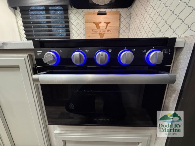 Pre-Owned 2022 Venture RV ST333VIK - photo - 12