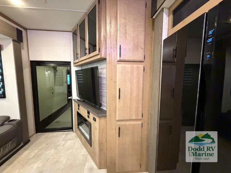 Pre-Owned 2024 Forest River RV VGF383G2 - photo - 18