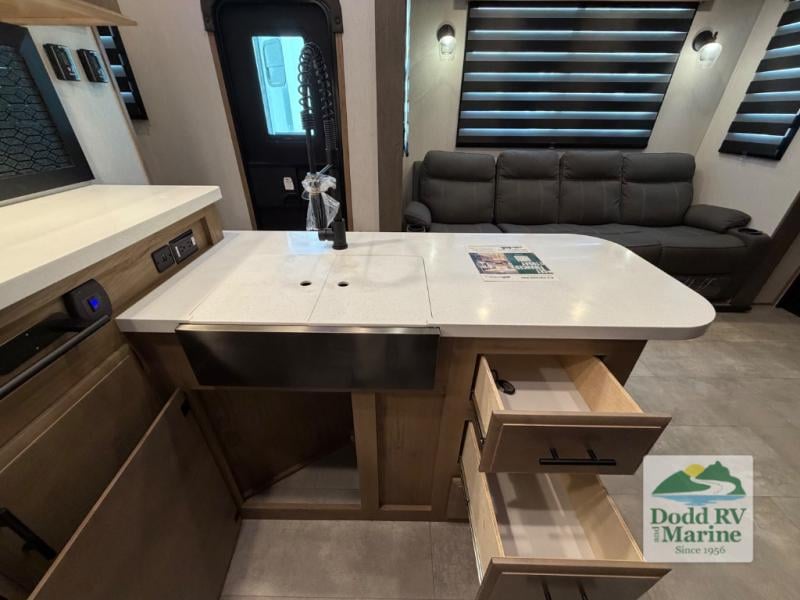 Pre-Owned 2024 Forest River RV VGF383G2 - photo - 17