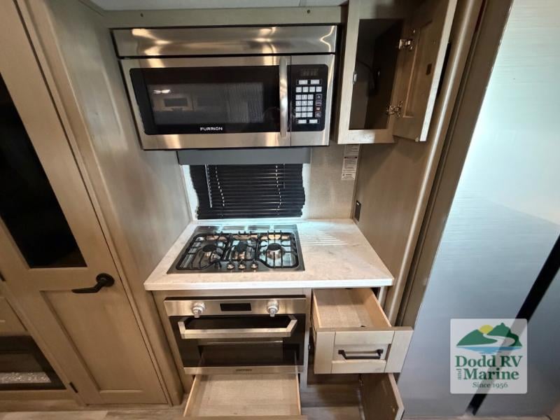 Pre-Owned 2023 Grand Design 303RLS - photo - 11
