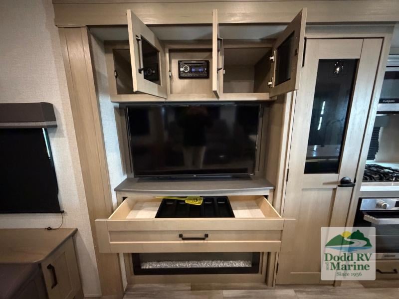 Pre-Owned 2023 Grand Design 303RLS - photo - 32