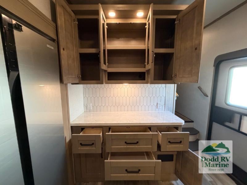 Pre-Owned 2023 Grand Design 303RLS - photo - 24