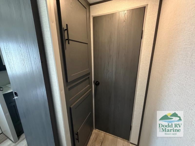 Pre-Owned 2022 Dutchmen RV 30BHSC - photo - 34