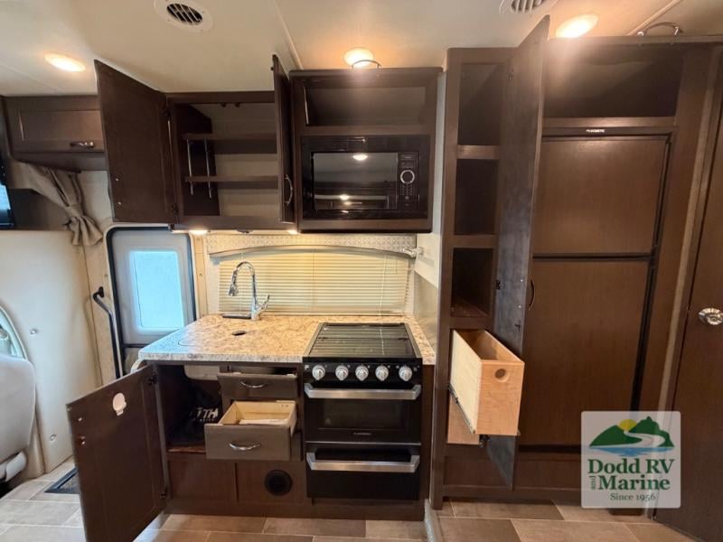 Pre-Owned 2020 Thor Motor Coach 24F - photo - 15