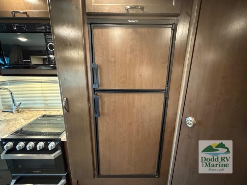 Pre-Owned 2020 Thor Motor Coach 24F - photo - 22