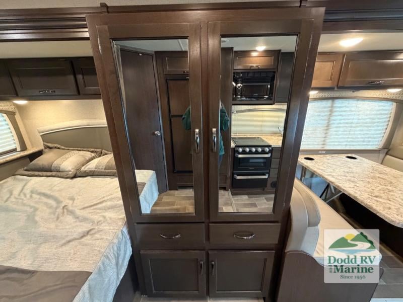 Pre-Owned 2020 Thor Motor Coach 24F - photo - 30