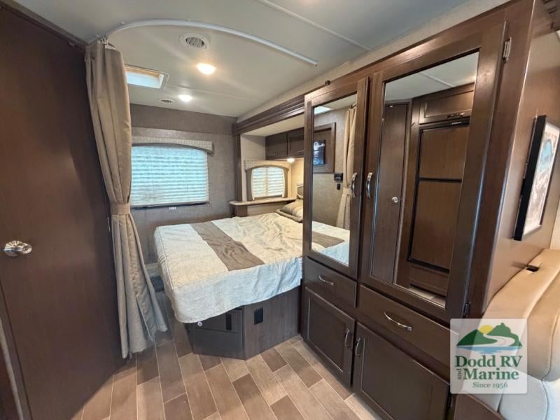 Pre-Owned 2020 Thor Motor Coach 24F - photo - 26