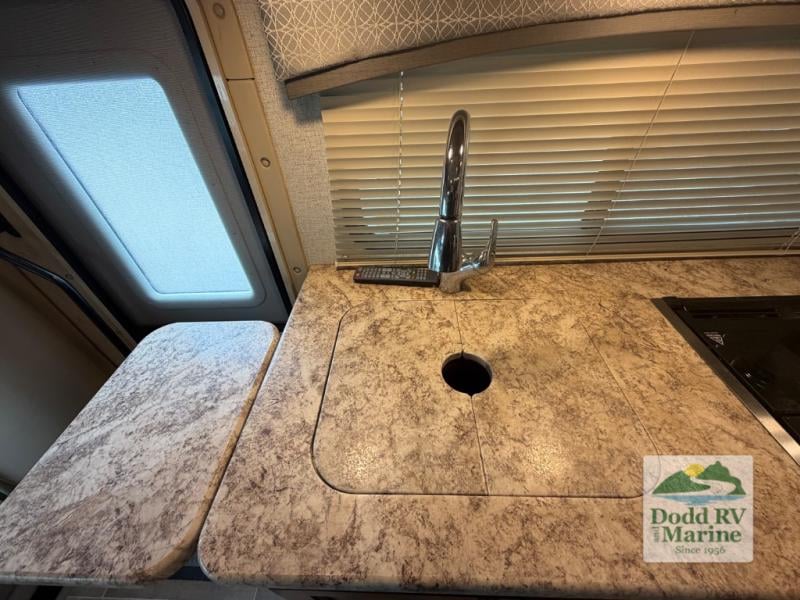 Pre-Owned 2020 Thor Motor Coach 24F - photo - 16