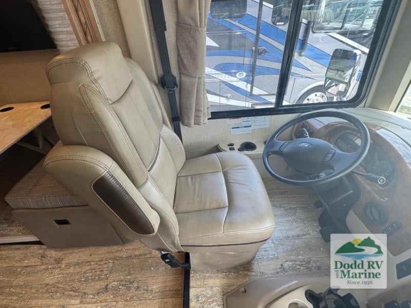 Pre-Owned 2018 Thor Motor Coach 34J - photo - 18