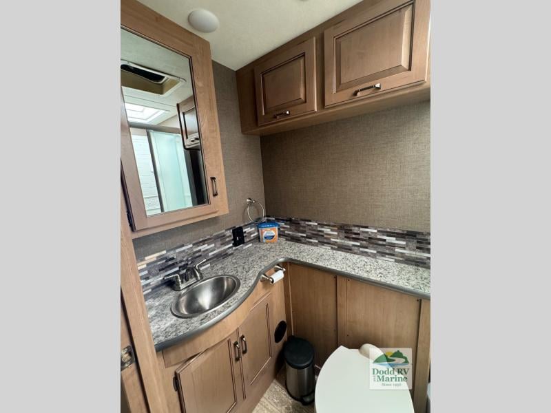Pre-Owned 2018 Thor Motor Coach 34J - photo - 23