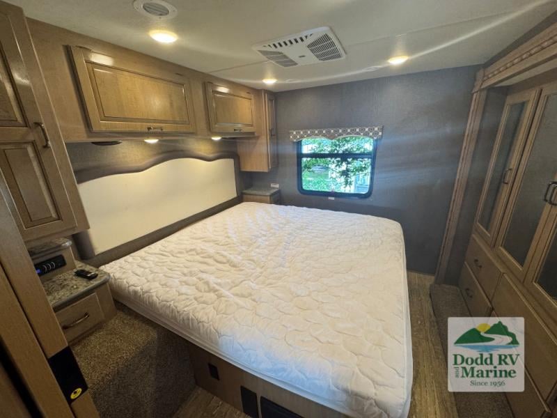 Pre-Owned 2018 Thor Motor Coach 34J - photo - 27