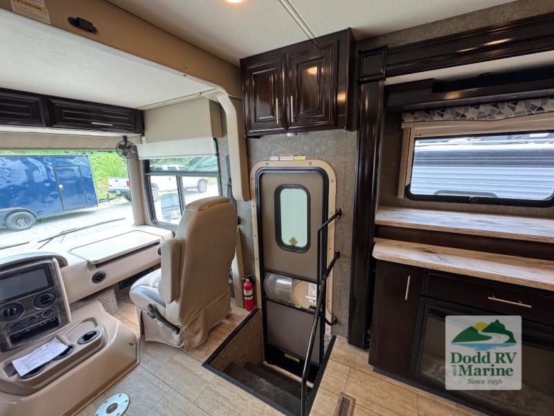 Pre-Owned 2019 Thor Motor Coach 37FH - photo - 11