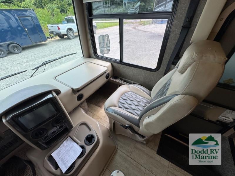 Pre-Owned 2019 Thor Motor Coach 37FH - photo - 9